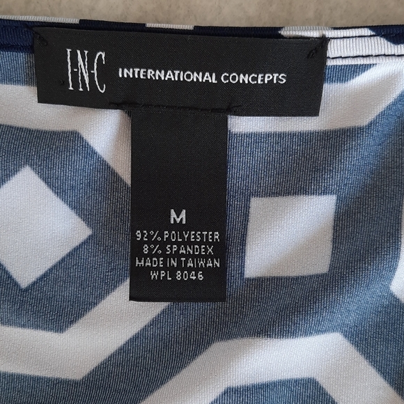 Blue and white geometric print dress - Picture 7 of 12